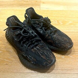 Women’s Yeezy Black and Silver Sneakers 5.5